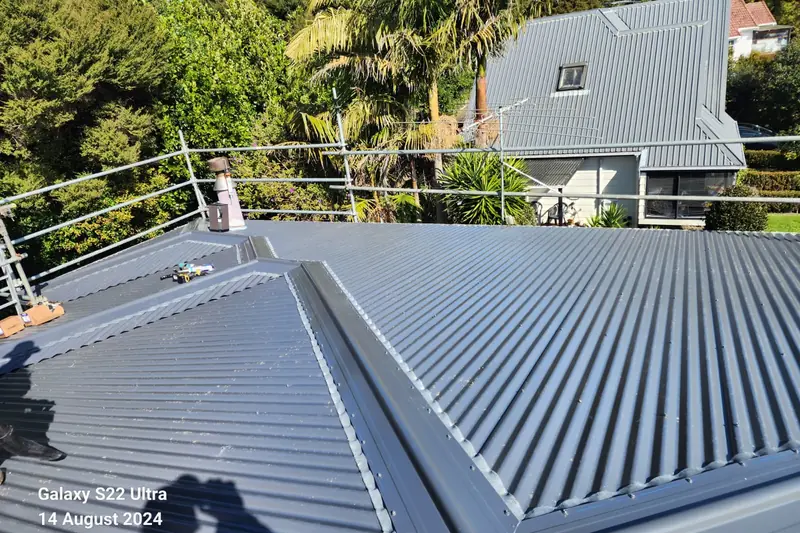 New long-run Colorsteel roof with finished hips and ridges